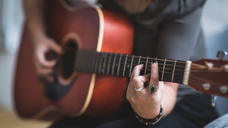 Aprende a tocar la guitarra en menos de un mes